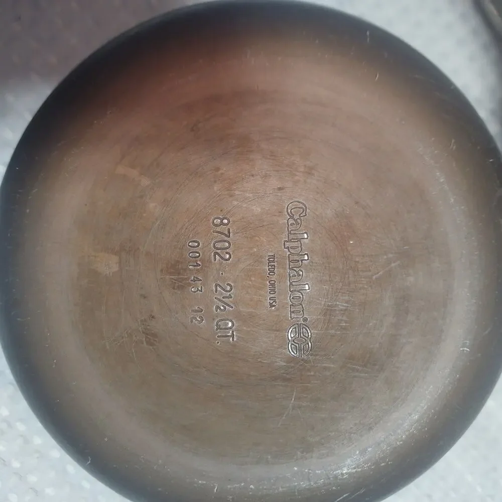 CALPHALON GUC 2.5 QT SAUCEPAN WITH LID